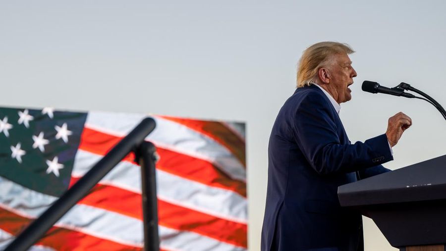 Mantan Presiden AS Donald Trump berbicara selama rapat umum di Bandara Regional Waco, Texas. (Getty Images/Brandon Bell)