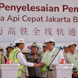 Luhut 'Turun Gunung', Pergi ke China Nego Bunga Kereta Cepat