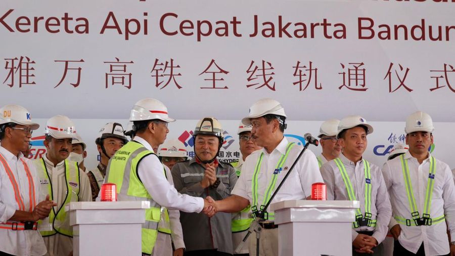 Menteri Koordinator Bidang Kemaritiman dan Investasi, Luhut B. Pandjaitan Meresmikan Penyelesaian Pemasangan Rel Kereta Api Cepat Jakarta Bandung (KCJB) di Stasiun KCJB Halim, Jumat (31/03/2023). (Dok. Kemenko Kemaritiman dan Investasi)