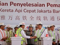 Luhut 'Turun Gunung', Pergi ke China Nego Bunga Kereta Cepat