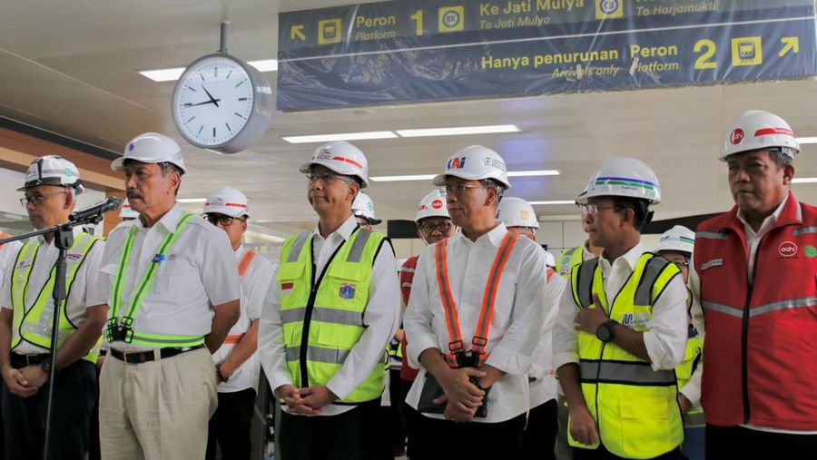 Menteri Koordinator Bidang Kemaritiman dan Investasi, Luhut B. Pandjaitan Meresmikan Penyelesaian Pemasangan Rel Kereta Api Cepat Jakarta Bandung (KCJB) di Stasiun KCJB Halim, Jumat (31/03/2023). (Dok. Kemenko Kemaritiman dan Investasi)