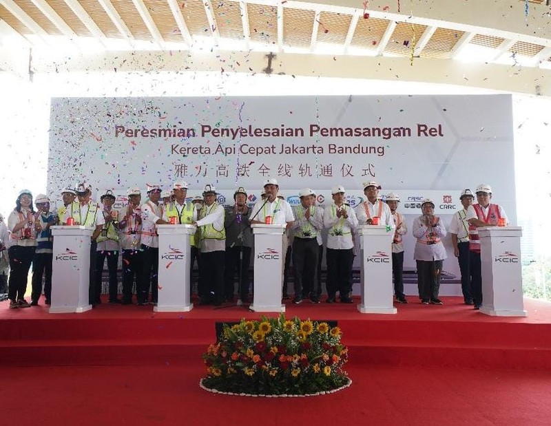 Menteri Koordinator Bidang Kemaritiman dan Investasi RI Luhut Binsar Panjaitan mengatakan pembangunan Kereta Api Cepat Jakarta Bandung dan LRT Jabodebek terus berjalan sesuai yang direncanakan. (Dok. KCIC)
