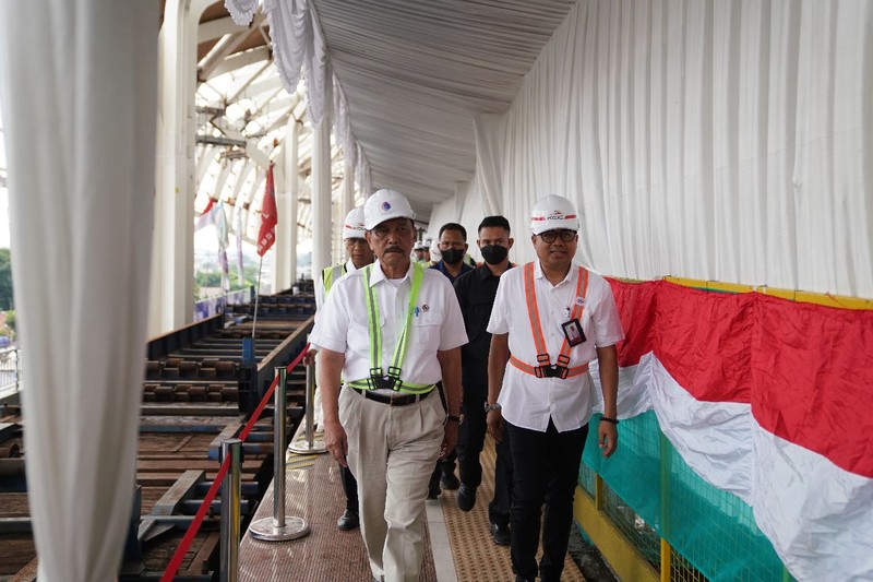 Menteri Koordinator Bidang Kemaritiman dan Investasi RI Luhut Binsar Panjaitan mengatakan pembangunan Kereta Api Cepat Jakarta Bandung dan LRT Jabodebek terus berjalan sesuai yang direncanakan. Menteri Koordinator Bidang Kemaritiman dan Investasi RI Luhut Binsar Panjaitan mengatakan pembangunan Kereta Api Cepat Jakarta Bandung dan LRT Jabodebek terus berjalan sesuai yang direncanakan. (Dok. KCIC)