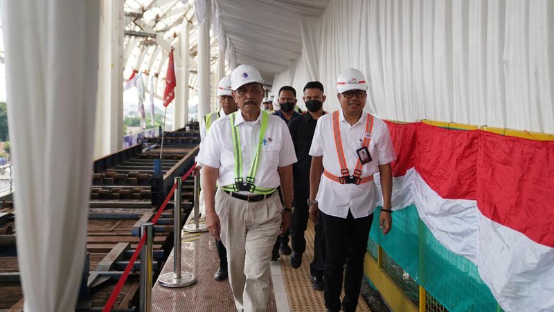 Menteri Koordinator Bidang Kemaritiman dan Investasi RI Luhut Binsar Panjaitan mengatakan pembangunan Kereta Api Cepat Jakarta Bandung dan LRT Jabodebek terus berjalan sesuai yang direncanakan. (Dok. KCIC)