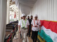 Gaya Luhut Blusukan Cek Proyek LRT dan Kereta Api Cepat KCIC