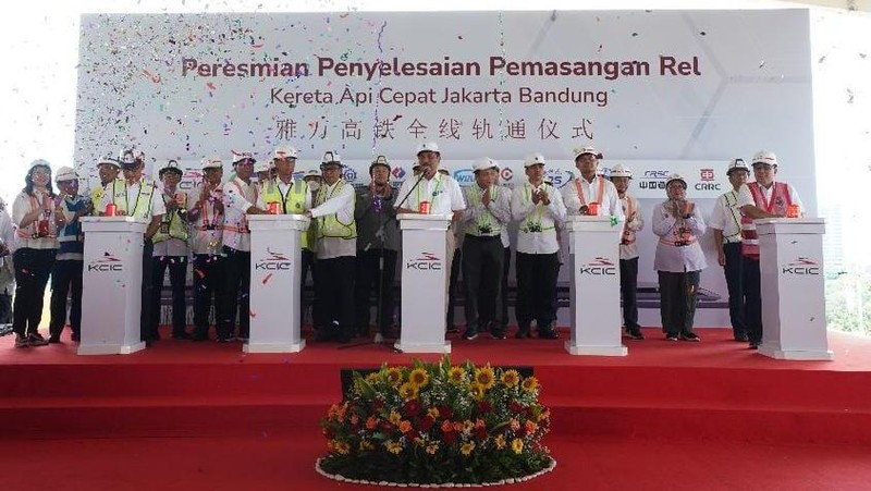 Menteri Koordinator Bidang Kemaritiman dan Investasi RI Luhut Binsar Panjaitan mengatakan pembangunan Kereta Api Cepat Jakarta Bandung dan LRT Jabodebek terus berjalan sesuai yang direncanakan. (Dok. KCIC)