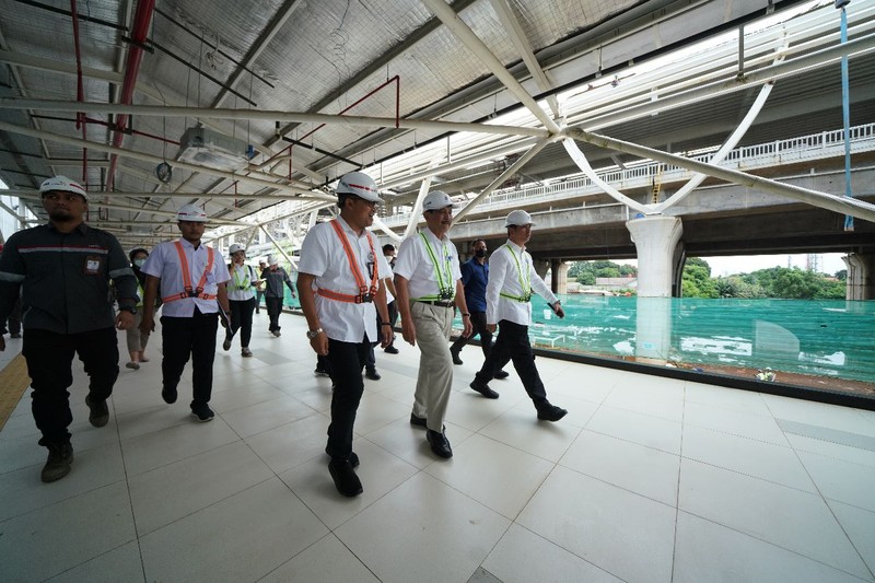 Menteri Koordinator Bidang Kemaritiman dan Investasi RI Luhut Binsar Panjaitan mengatakan pembangunan Kereta Api Cepat Jakarta Bandung dan LRT Jabodebek terus berjalan sesuai yang direncanakan. Menteri Koordinator Bidang Kemaritiman dan Investasi RI Luhut Binsar Panjaitan mengatakan pembangunan Kereta Api Cepat Jakarta Bandung dan LRT Jabodebek terus berjalan sesuai yang direncanakan. (Dok. KCIC)