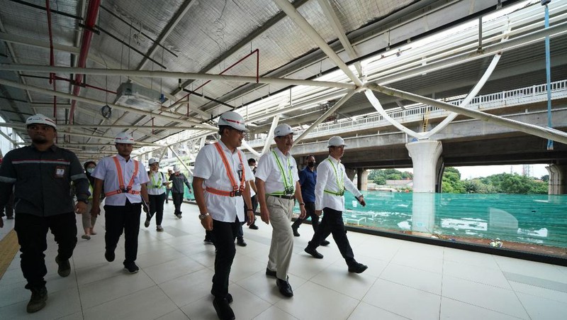 Menteri Koordinator Bidang Kemaritiman dan Investasi RI Luhut Binsar Panjaitan mengatakan pembangunan Kereta Api Cepat Jakarta Bandung dan LRT Jabodebek terus berjalan sesuai yang direncanakan. (Dok. KCIC)