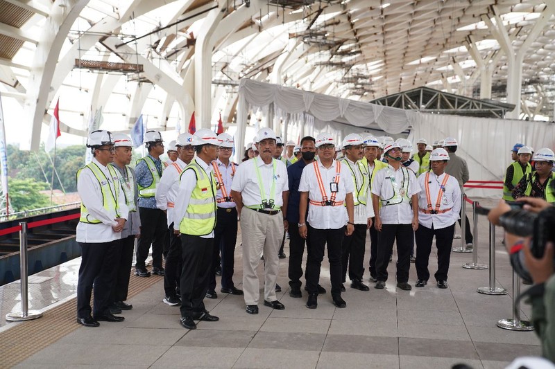 Menteri Koordinator Bidang Kemaritiman dan Investasi RI Luhut Binsar Panjaitan mengatakan pembangunan Kereta Api Cepat Jakarta Bandung dan LRT Jabodebek terus berjalan sesuai yang direncanakan. (Dok. KCIC)