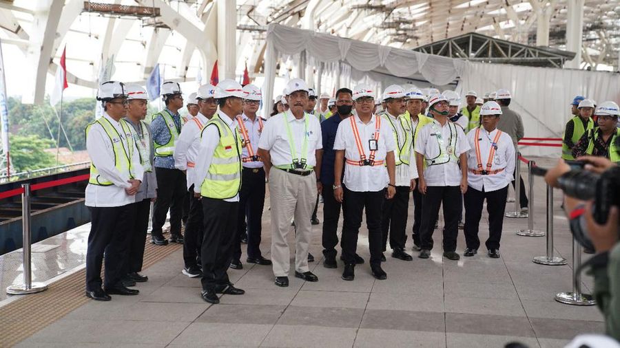 Menteri Koordinator Bidang Kemaritiman dan Investasi RI Luhut Binsar Panjaitan mengatakan pembangunan Kereta Api Cepat Jakarta Bandung dan LRT Jabodebek terus berjalan sesuai yang direncanakan. (Dok. KCIC)