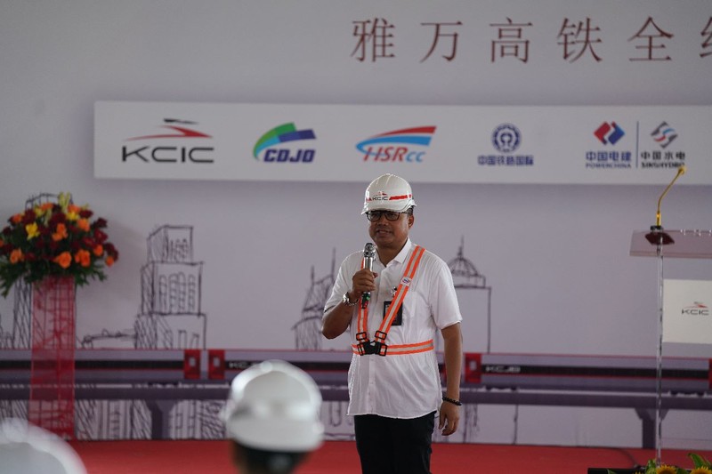 Menteri Koordinator Bidang Kemaritiman dan Investasi RI Luhut Binsar Panjaitan mengatakan pembangunan Kereta Api Cepat Jakarta Bandung dan LRT Jabodebek terus berjalan sesuai yang direncanakan. (Dok. KCIC)