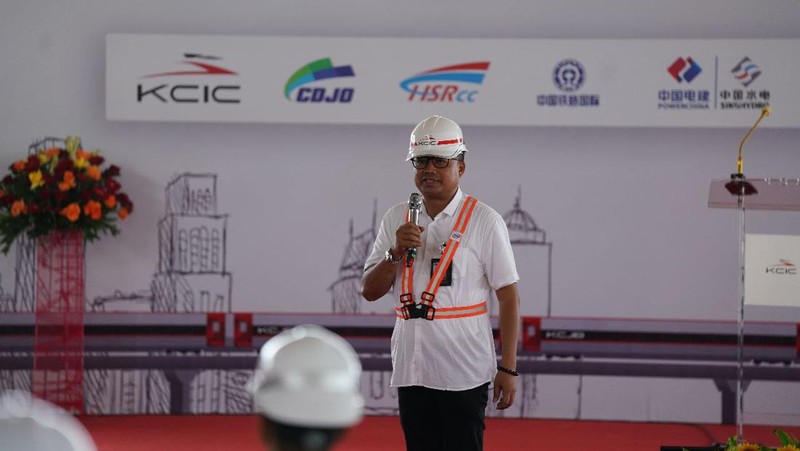 Menteri Koordinator Bidang Kemaritiman dan Investasi RI Luhut Binsar Panjaitan mengatakan pembangunan Kereta Api Cepat Jakarta Bandung dan LRT Jabodebek terus berjalan sesuai yang direncanakan. (Dok. KCIC)