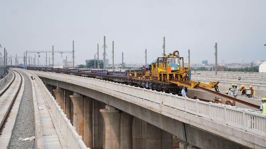 Menteri Koordinator Bidang Kemaritiman dan Investasi RI Luhut Binsar Panjaitan mengatakan pembangunan Kereta Api Cepat Jakarta Bandung dan LRT Jabodebek terus berjalan sesuai yang direncanakan. (Dok. KCIC)