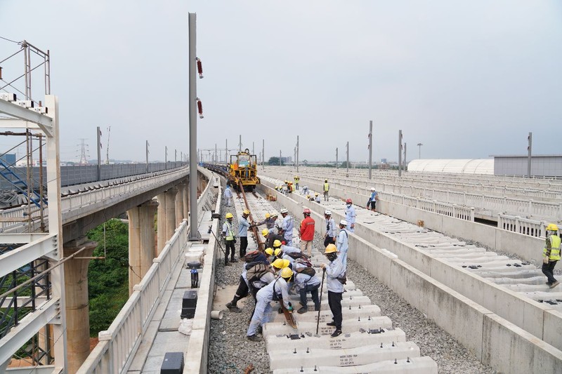 Menteri Koordinator Bidang Kemaritiman dan Investasi RI Luhut Binsar Panjaitan mengatakan pembangunan Kereta Api Cepat Jakarta Bandung dan LRT Jabodebek terus berjalan sesuai yang direncanakan. (Dok. KCIC)