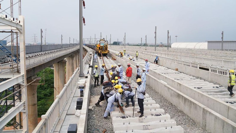 Menteri Koordinator Bidang Kemaritiman dan Investasi RI Luhut Binsar Panjaitan mengatakan pembangunan Kereta Api Cepat Jakarta Bandung dan LRT Jabodebek terus berjalan sesuai yang direncanakan. (Dok. KCIC)