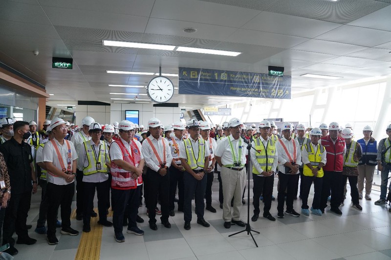 Menteri Koordinator Bidang Kemaritiman dan Investasi RI Luhut Binsar Panjaitan mengatakan pembangunan Kereta Api Cepat Jakarta Bandung dan LRT Jabodebek terus berjalan sesuai yang direncanakan. (Dok. KCIC)
