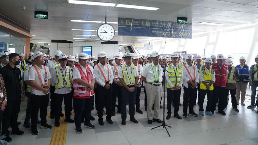 Menteri Koordinator Bidang Kemaritiman dan Investasi RI Luhut Binsar Panjaitan mengatakan pembangunan Kereta Api Cepat Jakarta Bandung dan LRT Jabodebek terus berjalan sesuai yang direncanakan. (Dok. KCIC)
