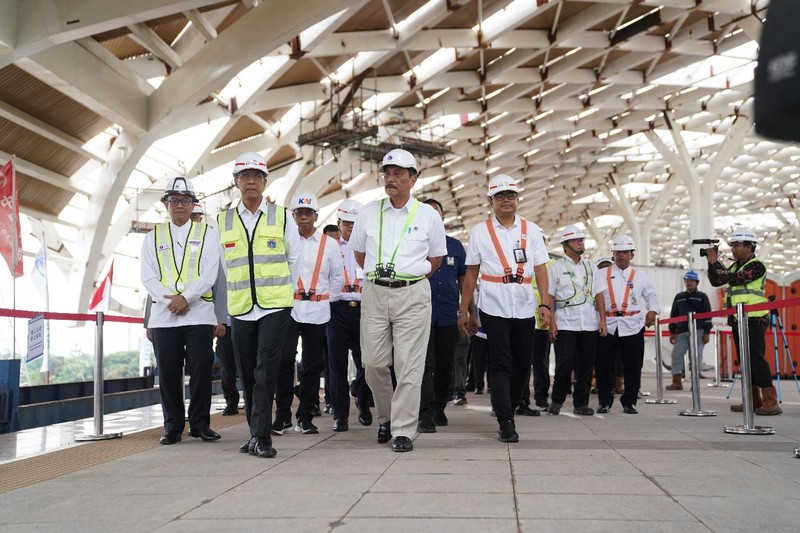 Menteri Koordinator Bidang Kemaritiman dan Investasi RI Luhut Binsar Panjaitan mengatakan pembangunan Kereta Api Cepat Jakarta Bandung dan LRT Jabodebek terus berjalan sesuai yang direncanakan. (Dok. KCIC)