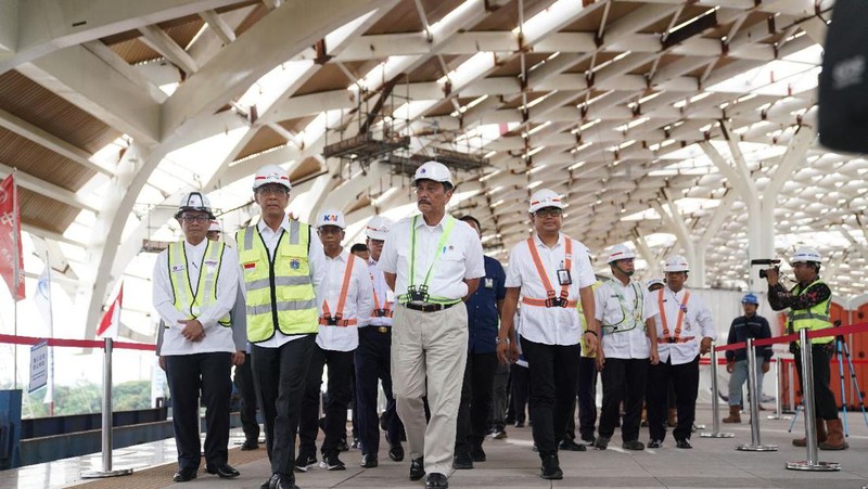 Menteri Koordinator Bidang Kemaritiman dan Investasi RI Luhut Binsar Panjaitan mengatakan pembangunan Kereta Api Cepat Jakarta Bandung dan LRT Jabodebek terus berjalan sesuai yang direncanakan. (Dok. KCIC)