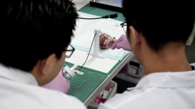 Sebuah tim insinyur biomedis di Australia telah mengembangkan robot fleksibel kecil untuk mencetak biomaterial 3D langsung di dalam tubuh manusia. Sebuah tim insinyur biomedis di Australia telah mengembangkan robot fleksibel kecil untuk mencetak biomaterial 3D langsung di dalam tubuh manusia. (Tangkapan Layar VIdeo Reuters)