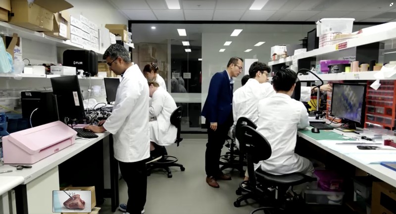 Sebuah tim insinyur biomedis di Australia telah mengembangkan robot fleksibel kecil untuk mencetak biomaterial 3D langsung di dalam tubuh manusia. (Tangkapan Layar VIdeo Reuters)