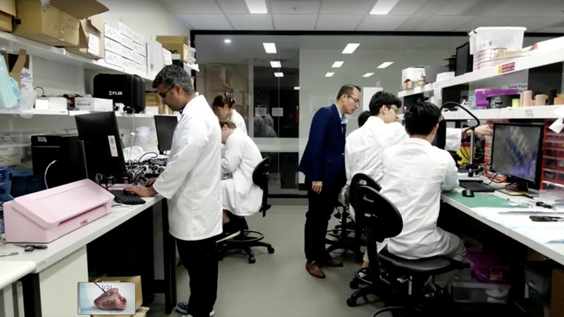 Sebuah tim insinyur biomedis di Australia telah mengembangkan robot fleksibel kecil untuk mencetak biomaterial 3D langsung di dalam tubuh manusia. (Tangkapan Layar VIdeo Reuters)
