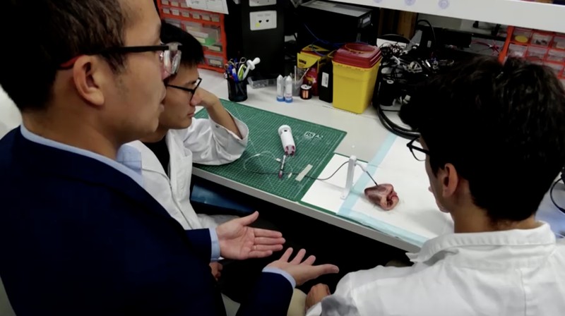 Sebuah tim insinyur biomedis di Australia telah mengembangkan robot fleksibel kecil untuk mencetak biomaterial 3D langsung di dalam tubuh manusia. (Tangkapan Layar VIdeo Reuters)