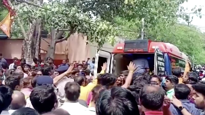 Sedikitnya 35 orang tewas dan 16 lainnya luka-luka setelah atap di sebuah kuil di Indore stepwell, India runtuh dan menimpa sejumlah jemaah. (Tangkapan Layar Video Reuters/ANI)