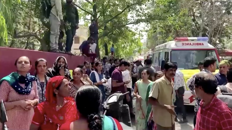 Sedikitnya 35 orang tewas dan 16 lainnya luka-luka setelah atap di sebuah kuil di Indore stepwell, India runtuh dan menimpa sejumlah jemaah. (Tangkapan Layar Video Reuters/ANI)