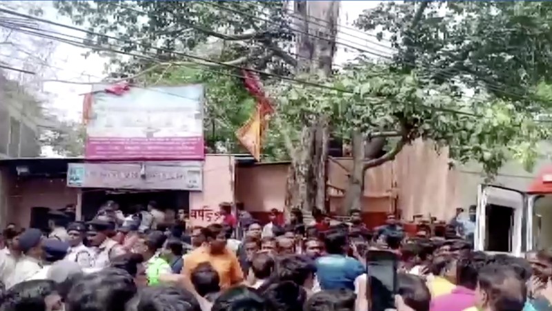 Sedikitnya 35 orang tewas dan 16 lainnya luka-luka setelah atap di sebuah kuil di Indore stepwell, India runtuh dan menimpa sejumlah jemaah. (Tangkapan Layar Video Reuters/ANI)