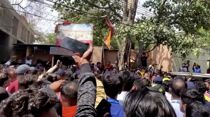 Sedikitnya 35 orang tewas dan 16 lainnya luka-luka setelah atap di sebuah kuil di Indore stepwell, India runtuh dan menimpa sejumlah jemaah. (Tangkapan Layar Video Reuters/ANI)