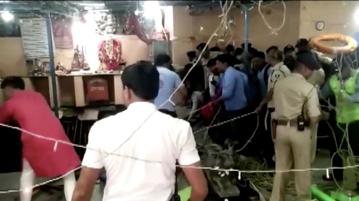 Sedikitnya 35 orang tewas dan 16 lainnya luka-luka setelah atap di sebuah kuil di Indore stepwell, India runtuh dan menimpa sejumlah jemaah. (Tangkapan Layar Video Reuters/ANI)