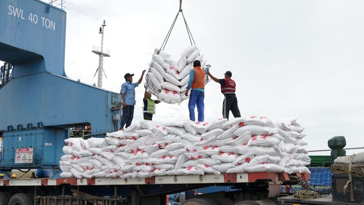 adan Pangan Nasional/National Food Agency (NFA) memastikan kedatangan Gula Kristal Putih (GKP) untuk penuhi kebutuhan stok gula pada HBKN Ramadan dan Idulfitri. Hal tersebut disampaikan Kepala NFA Arief Prasetyo Adi saat meninjau pembukaan palka kapal pengadaan Gula Kristal Putih yang didatangkan Holding BUMN Pangan ID FOOD di Pelabuhan Peti Kemas Tanjung Priok, Jakarta, Sabtu (1/4/2023). (Ist Badan Pangan)