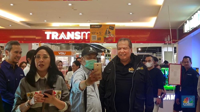 Chairman CT Corp Chairul Tanjung meninjau Midnight Sale Transmart Cempaka Putih, Jakarta, Sabtu, (1/4). (CNBC Indonesia/Martya Rizki)
