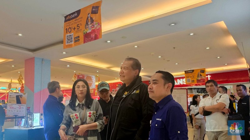 Chairman CT Corp Chairul Tanjung meninjau Midnight Sale Transmart Kota Kasablanka Jakarta, Sabtu, (1/4). (CNBC Indonesia/Ferry Sandi) Chairman CT Corp Chairul Tanjung meninjau Midnight Sale Transmart Kota Kasablanka Jakarta, Sabtu, (1/4). (CNBC Indonesia/Ferry Sandi)