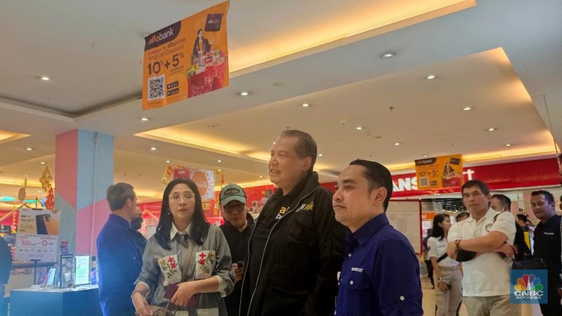 Chairman CT Corp Chairul Tanjung meninjau Midnight Sale Transmart Kota Kasablanka Jakarta, Sabtu, (1/4). (CNBC Indonesia/Ferry Sandi)