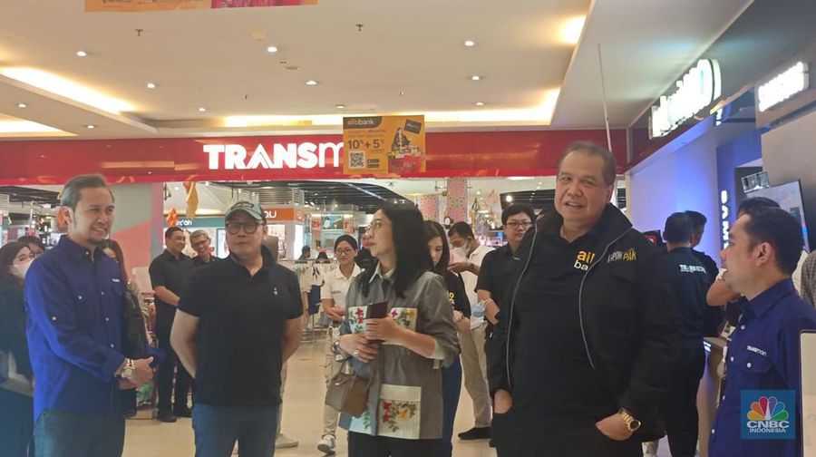 Chairman CT Corp Chairul Tanjung meninjau Midnight Sale Transmart Cempaka Putih, Jakarta, Sabtu, (1/4). (CNBC Indonesia/Martya Rizki)