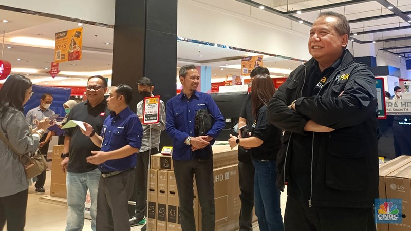 Chairman CT Corp Chairul Tanjung meninjau Midnight Sale Transmart Kota Kasablanka Jakarta, Sabtu, (1/4). (CNBC Indonesia/Ferry Sandi) Chairman CT Corp Chairul Tanjung meninjau Midnight Sale Transmart Kota Kasablanka Jakarta, Sabtu, (1/4). (CNBC Indonesia/Ferry Sandi)