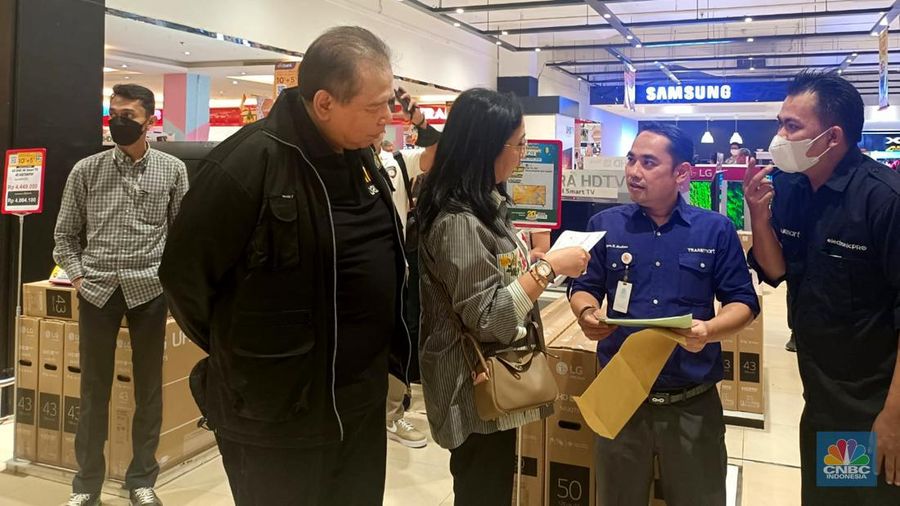 Chairman CT Corp Chairul Tanjung meninjau Midnight Sale Transmart Cempaka Putih, Jakarta, Sabtu, (1/4). (վ/Martya Rizki)
