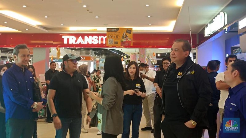 Chairman CT Corp Chairul Tanjung meninjau Midnight Sale Transmart Cempaka Putih, Jakarta, Sabtu, (1/4). (CNBC Indonesia/Martya Rizki)