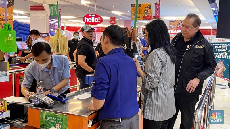 Chairman CT Corp Chairul Tanjung meninjau Midnight Sale Transmart Cempaka Putih, Jakarta, Sabtu, (1/4). (CNBC Indonesia/Martya Rizki)