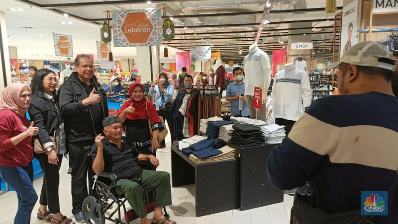 Chairman CT Corp Chairul Tanjung meninjau Midnight Sale Transmart Kota Kasablanka Jakarta, Sabtu, (1/4). (CNBC Indonesia/Ferry Sandi)