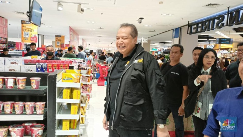 Chairman CT Corp Chairul Tanjung meninjau Midnight Sale Transmart Kota Kasablanka Jakarta, Sabtu, (1/4). (CNBC Indonesia/Ferry Sandi)