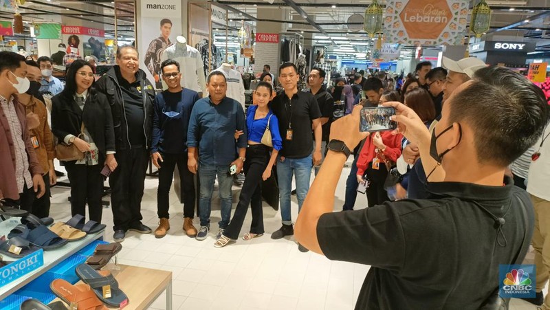 Chairman CT Corp Chairul Tanjung meninjau Midnight Sale Transmart Kota Kasablanka Jakarta, Sabtu, (1/4). (CNBC Indonesia/Ferry Sandi)