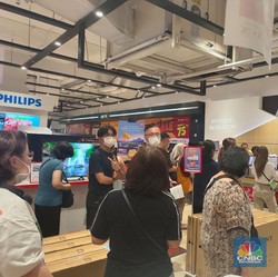 Midnight Sale Dimulai, Pengunjung Serbu Barang Elektronik