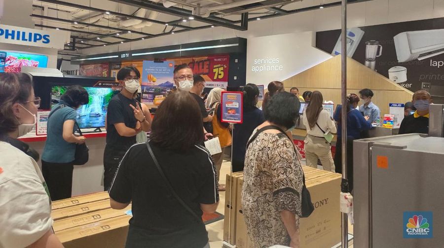 Midnight Sale di Transmart Cempaka Putih, Jakarta, Sabtu, 1/4. (CNBC Indonesia/Martya Rizki)