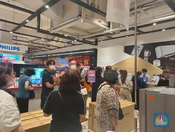 Midnight Sale Dimulai, Pengunjung Serbu Barang Elektronik