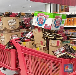 Penampakan Ibu-Ibu Borong Belanja di Midnight Sale Transmart