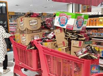 Penampakan Ibu-Ibu Borong Belanja di Midnight Sale Transmart