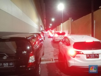Antrean Mobil Mengular Midnight Sale Transmart Pontianak